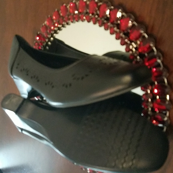 Perforated Flower Comfort Shoes (11 Wide) (NWOT) - Picture 4 of 5